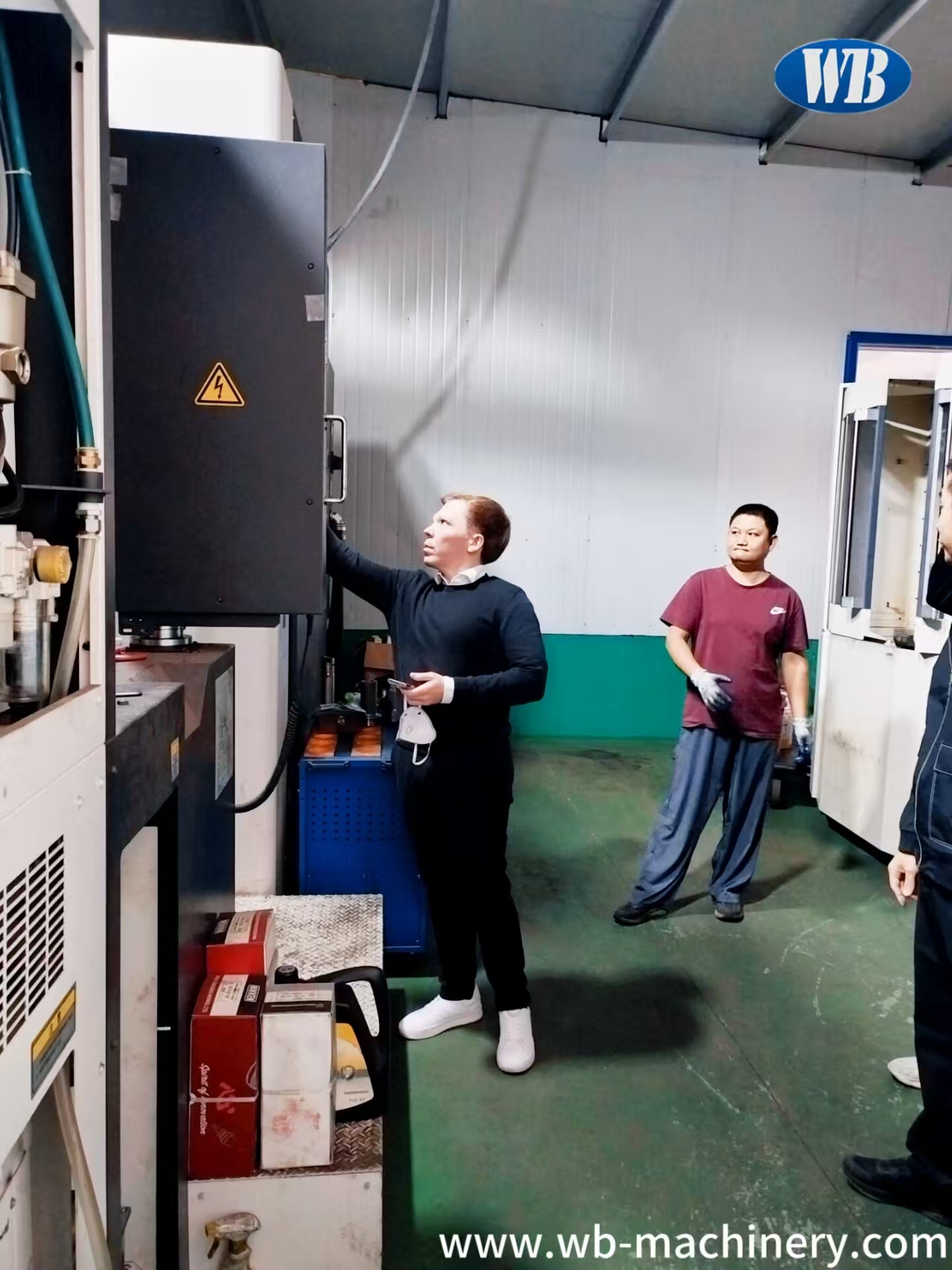 Warm welcome to our customer visiting our foundry workshop